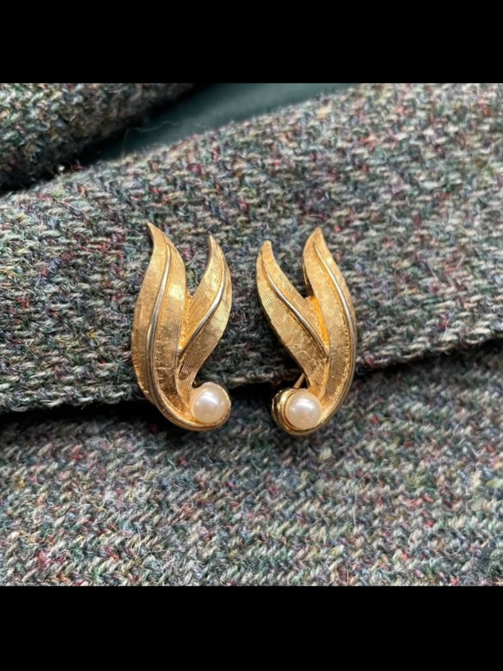Vintage signed Boucher Elegant Gold Leaf Pearl clip on Earrings